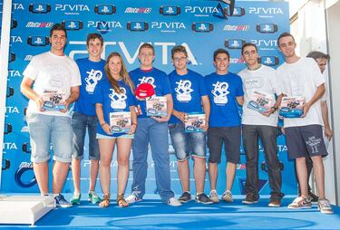 Álex y Marc Márquez abren el verano con una Playstation Vita en la mano