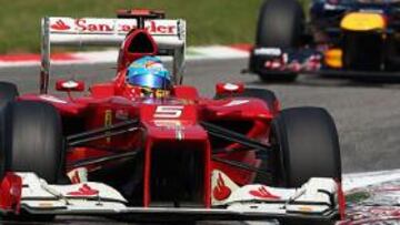 <b>CARA A CARA. </b>Fernando Alonso pasó a Sebastian Vettel en Monza, en uno de los pocos adelantamientos entre los tres máximos aspirantes al título.