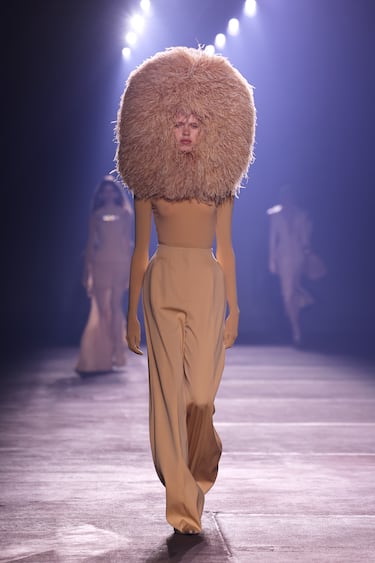 Una modelo desfila por la pasarela durante el desfile de Mugler Womenswear Primavera/Verano 2026, en el marco de la Semana de la Moda de París, el 2 de octubre de 2025 en París, Francia.