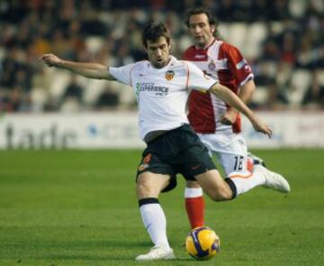 Jugó con el Valencia la temporada 1997-1998 , fue cedido al Villarreal y volvió en 1998 hasta el año 2013. Fue el capitán que lideró la mejor época de la historia de la entidad de Mestalla. Partició en 574 partidos.