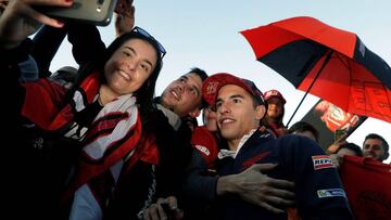 Márquez con los fans en Valencia.