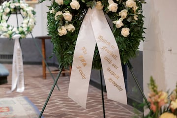 Detalle de una corona de flores de la FIFA en la iglesia de Fryksande.

 