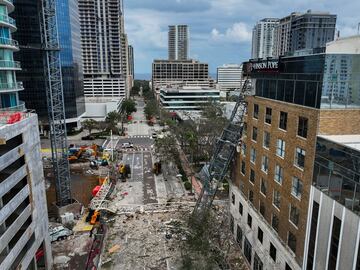 Vista aérea con dron del lugar donde un rascacielos del centro de la ciudad fue destrozado por una grúa caída durante el huracán Milton.