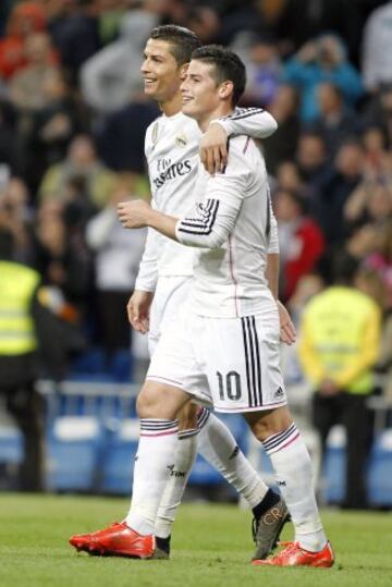 Chicharito con Cristiano Ronaldo tras ganar al Málaga el 18 de abril de 2015.
