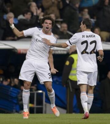 Pepe celebra el 1-0 de Insúa en propia puerta.