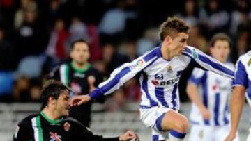 <b>MUCHA LUCHA. </b>David Generelo se lanza al suelo para cortar una acción de Griezmann.