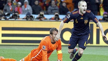 Andrés Iniesta celebra el gol ante Holanda en la final del Mundial 2010 que le daba a España su primera Copa del Mundo de fútbol.