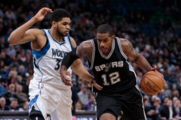 LaMarcus Aldridge y Karl-Anthony Towns en la victoria de San Antonio Spurs ante los Minnesota Timberwolves 100-93.