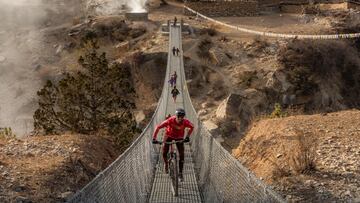 Kilian Bron montando en MTB sobre un puente de Nepal en su película Mandala