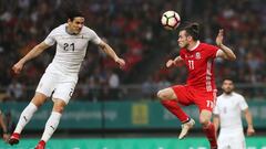 Cavani y Bale, durante el partido.