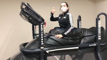 Ana P&eacute;rez, en la m&aacute;quina Alter G que elimina la gravedad. 