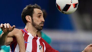 Juanfran, disputando un balón con Jordi Alba.