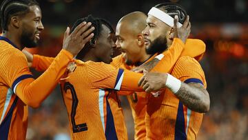 Rotterdam (Netherlands), 10/06/2024.- Memphis Depay (R) of the Netherlands celebrates a goal with his teammates, that was later disallowed by VAR during the friendly international soccer match between the Netherlands and Iceland in Rotterdam, the Netherlands, 10 June 2024. (Futbol, Amistoso, Islandia, Países Bajos; Holanda) EFE/EPA/MAURICE VAN STEEN
