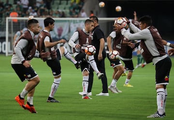 Soccer Football - Copa Libertadores - Palmeiras v Colo Colo - Allianz Parque, Sao Paulo, Brazil - October 3, 2018   Colo Colo players during the warm up before the match    REUTERS/Paulo Whitaker