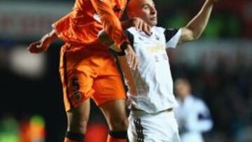 V&iacute;ctor Ruiz pugna por un bal&oacute;n ante el Swansea.