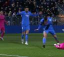 Ni el árbitro ni el VAR vieron penalti en este derribo a Juanpi