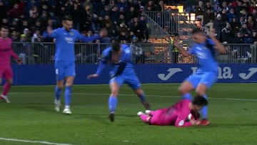 Ni el árbitro ni el VAR vieron penalti en este derribo a Juanpi
