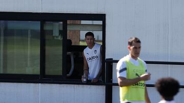 Marcos André, asomado a una ventana de la Ciudad Deportiva de Paterna.