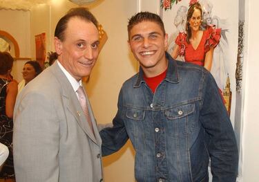 Lopera quería tener cercanía con los futbolistas. Acaparador de la mayoría de las cámaras que cubrían la actualidad del Betis, les quitaba peso mediático a la mayoría. Con algunos futbolistas tuvo sus más y sus menos. Con Joaquín tuvo un final desagradable cuando quiso usar una clausula para cederle al Albacete en lugar de venderle al Valencia. Finalmente, el gaditano fue traspasado al conjunto che.
