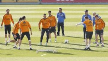 Varios jugadores del Real Madrid, durante el entrenamiento en Valdebebas.