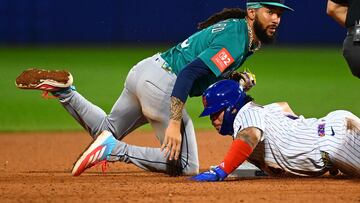 The Venezuelan catcher for the New York Mets suffered a sprained right thumb while sliding into a base against the Seattle Mariners.
