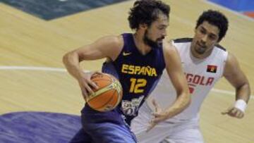 Sergio Llull (i) supera la marca del angoleño Armando Costa.