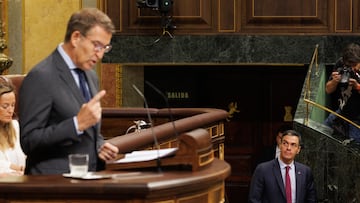 El l¨ªder del PP y candidato a la Presidencia del Gobierno, Alberto N¨²?ez Feij¨®o, interviene mientras pasa el presidente del Gobierno en funciones, Pedro S¨¢nchez, durante la segunda sesi¨®n del debate de investidura del l¨ªder del Partido Popular, en el Congreso de los Diputados, a 27 de septiembre de 2023, en Madrid (Espa?a). El presidente del PP y candidato al Gobierno se someti¨® ayer, 26 de septiembre, a la primera sesi¨®n de su debate de investidura en el Congreso, que dur¨® siete horas y media y fue el primero en el que se escuchan discursos en lenguas cooficiales con el uso de pinganillos para recibir la traducci¨®n simult¨¢nea. Hoy, se vota su candidatura en 'primera vuelta', resultado que marcar¨¢ el pleno previsto para celebrarse en 488 horas, el viernes, 29 de septiembre, en caso de Feij¨®o no logre la mayor¨ªa absoluta (176 diputados) que se requiere en el primer intento.
27 SEPTIEMBRE 2023;FEIJOO;SESION DE INVESTIDURA;CONGRESO;DIPUTADOS
Eduardo Parra / Europa Press
27/09/2023