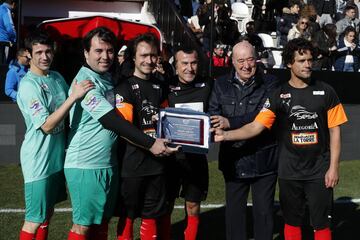 Pablo Nieto, hijo de Ángel Nieto, recibe la placa en homenaje a su padre. 



