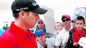 <b>POPULAR. </b>Sergio firma autógrafos, su popularidad no ha bajado.