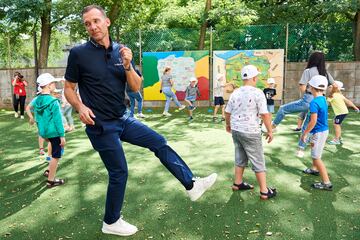 La leyenda del fútbol ucraniano y embajador de Laureus, Andriy Shevchenko, pidió más apoyo de salud mental para los jóvenes refugiados. 
Visitó una escuela de verano en Varsovia que está ayudando a los niños de Ucrania a recuperar el aprendizaje y el juego perdidos. 
Desde que la guerra se intensificó hace cinco meses, se han registrado al menos 5,8 millones de refugiados de Ucrania en toda Europa, la mitad de los cuales se estima que son niños y muchos no tienen acceso a la educación durante semanas.
Las escuelas de verano de Save the Children para niños de Ucrania en Polonia están proporcionando un refugio seguro donde los jóvenes refugiados pueden mejorar su educación, salud mental y bienestar psicosocial.