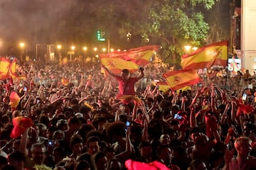 La afición se vuelca con la selección española en la plaza de la Reina en Mallorca.