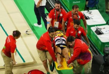 El gimnasta francés se fracturó la tibia de su pierna izquierda tras un mal salto. Sus compañeros no lo pedían creer. La peor imagen de Río 2016.