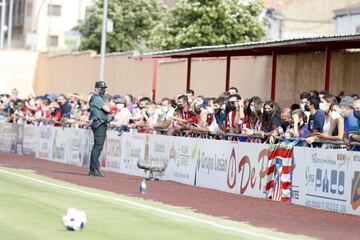 Seguidores atléticos en el estadio municipal de El Burgo de Osma.