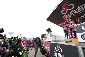 Simon Yates sigue líder. 