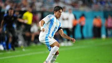MIAMI GARDENS, FLORIDA - OCTOBER 10: Giuliano Simeone of Argentina controls the ball during the International Friendly between Argentina and Venezuela at Hard Rock Stadium on October 10, 2025 in Miami Gardens, Florida. Rich Storry/Getty Images/AFP (Photo by Rich Storry / GETTY IMAGES NORTH AMERICA / Getty Images via AFP)