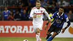 Futbol, Huachipato vs Universidad de Chile.
 Campeonato de Clausura 2016/17
 El jugador de Universidad de Chile Gaston Fernandez, centro, disputa el balon con Andres Robles de Huachipato durante el partido de primera division en el estadio Cap en Talcahua