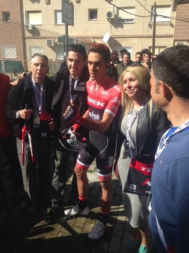 Baño de masas de Contador con nuevo maillot y una curiosa bici