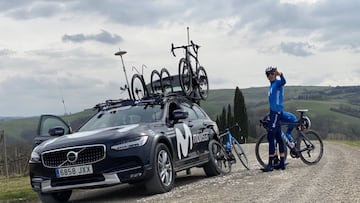 Marc Soler y Dario Cataldo, durante el reconocimiento de la etapa de sterrato del Giro de Italia 2021.