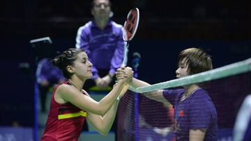 Carolina Marin of Spain (L) shakes hands with He Bingjiao of China (R)