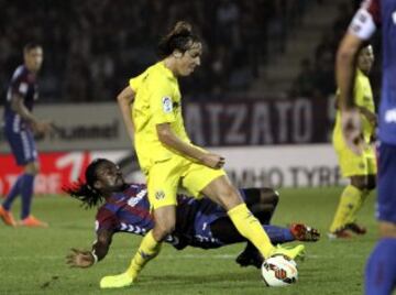 El centrocampista senegalés del Eibar Derek Boateng disputa un balón con el centrocampista del Villarreal Tomás Pina, durante el partido de la quinta jornada de la Liga de Primera División que se diputa hoy en el estadio de Ipurua de la localidad guipuzcoana de Eibar.