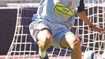 <b>CONCIENCIADO. </b>Óscar Miñambres teme a Ronaldinho, Xavi y Deco.