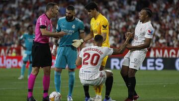 Kound&eacute; levanta a Diego Carlos, ante el Madrid.