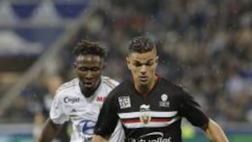 Ben Arfa conduce el bal&oacute;n delante de Mbiwa, durante el Lyon-Niza de ayer.