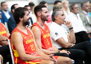 Sergio Llull, Rudy Fernández y Sergio Scariolo durante el acto. 
 
 