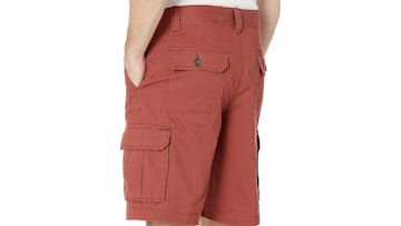 Pantalón corto cargo de Amazon Essentials de color rojo