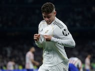 MADRID, 22/03/2026.- El centrocampista del Real Madrid Fede Valverde celebra tras marcar el 2-1, durante el partido de la jornada 29 de LaLiga que Real Madrid y Atlético de Madrid disputan este domingo en el estadio Santiago Bernabéu. EFE/Juanjo Martín