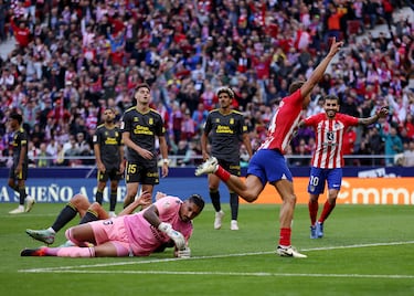 El despeje de Cardona en el área rebotó en un compañero de la UD Las Palmas y la pelota le cayó a Marcos Llorente, que no falló en la definición ante Álvaro Valles.