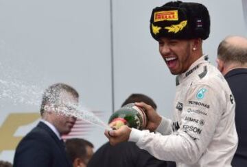 Lewis Hamilton en el Podio, después de lograr la victoria en el GP de Rusia 