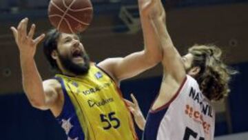 Keaton Nankivil (derecha) pelea con Kaloyan Ivanov.