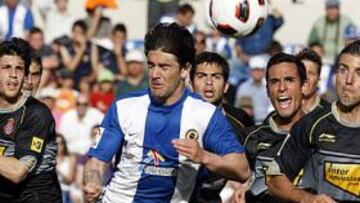 <b>TABLAS.</b> Abraham Paz intenta rematar de cabeza una jugada de estrategia rodeado de Javi López, Luis García e Ivan Alonso.